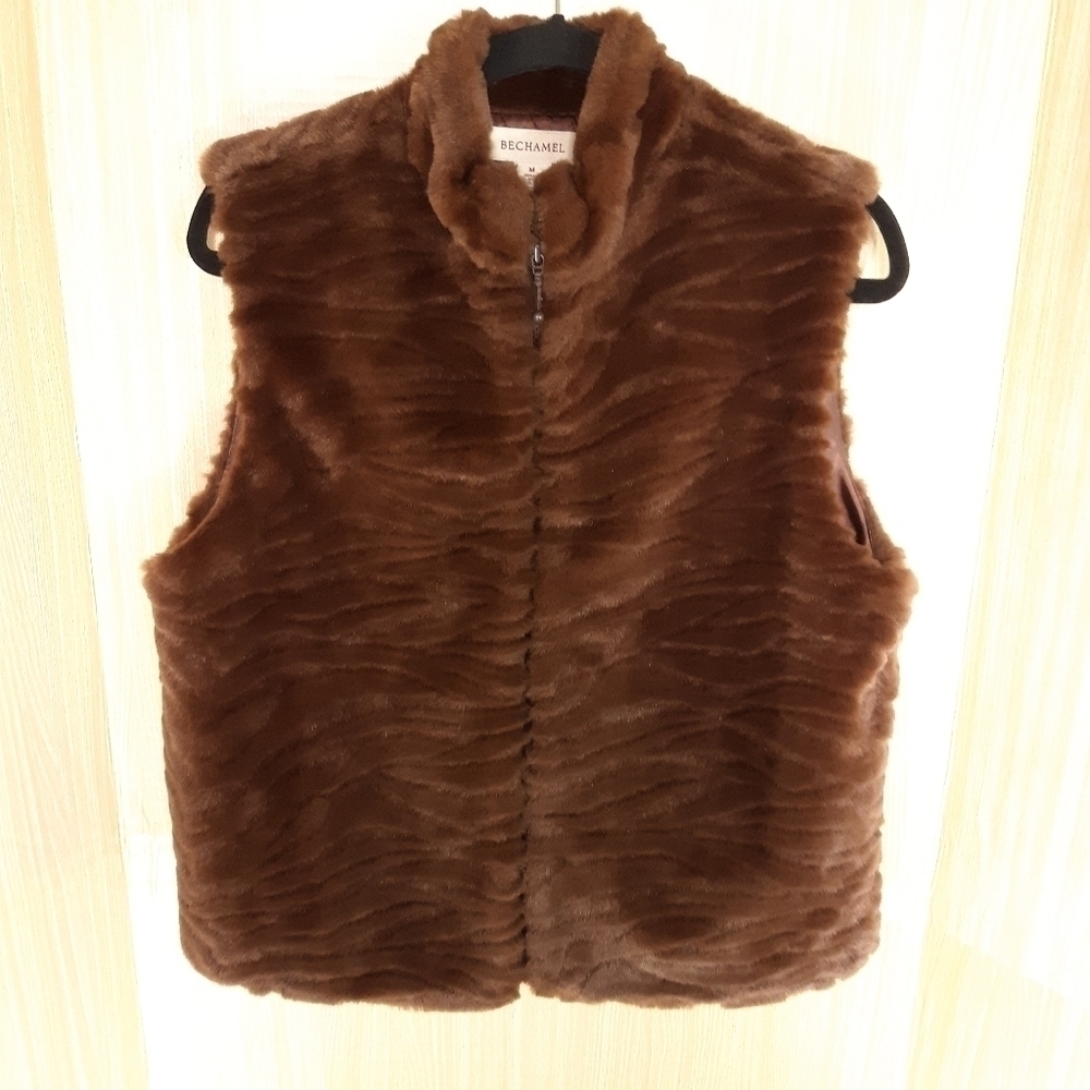 Bechamel faux fur zip up lined vest. Medium